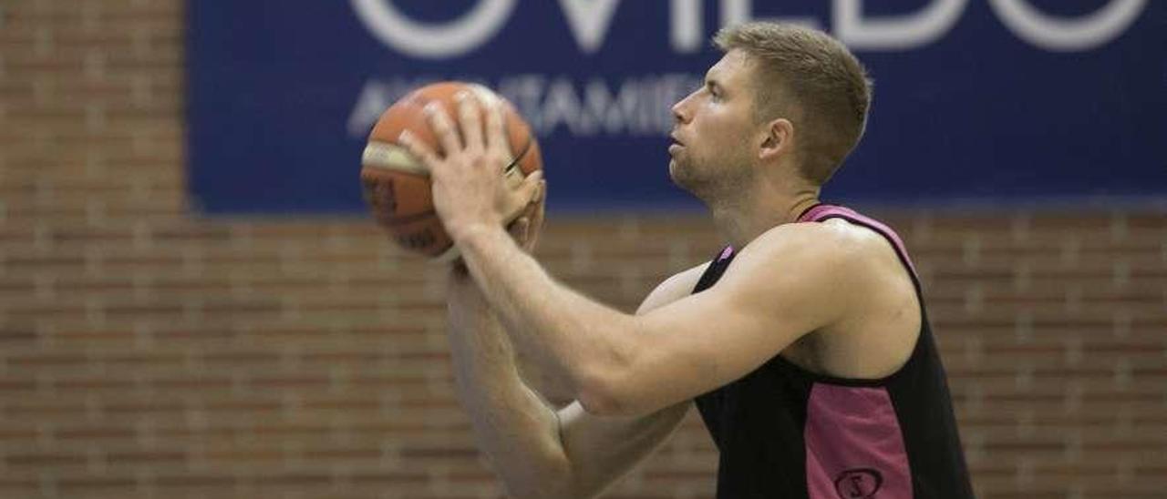 Bryce Douvier durante el entrenamiento del jueves en el polideportivo de Pumarín.