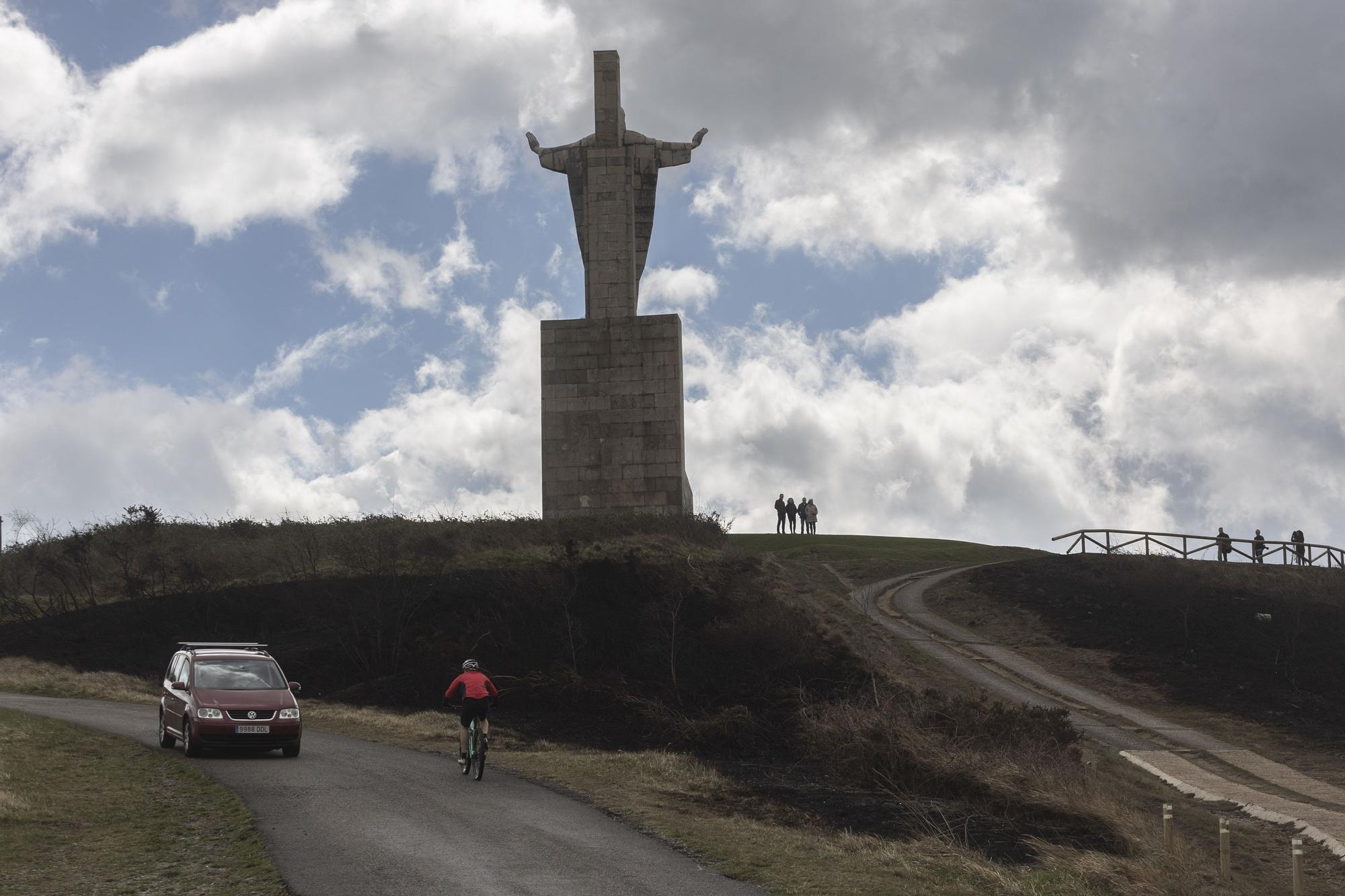 El Naranco, devastado por las llamas.