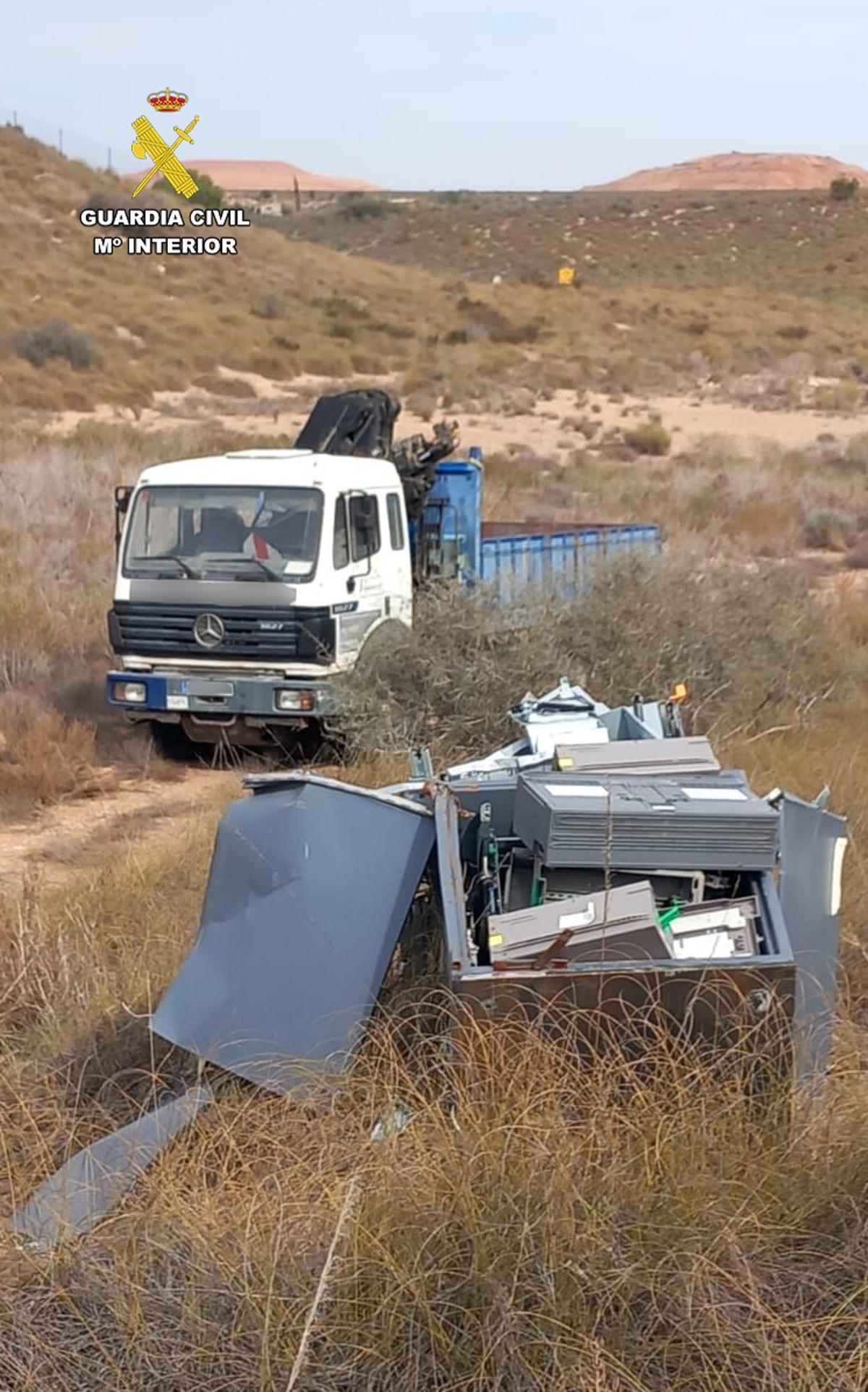 Imagen de un cajeros y un camión pluma robados por la banda.