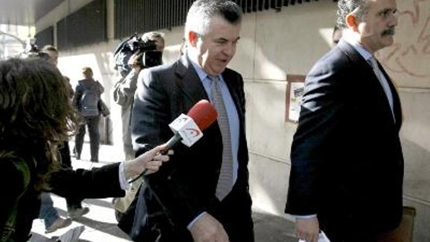 Juan Antonio Roca y su abogado esta mañana junto a la Audiencia Nacional.