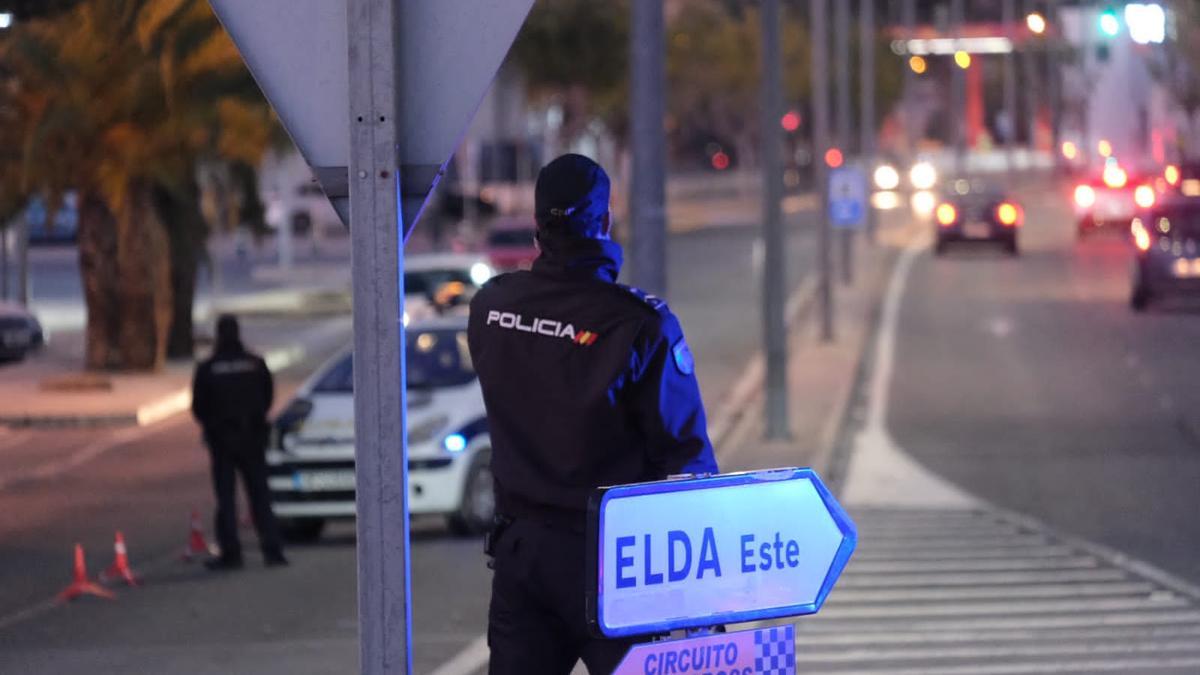 Agentes de la Policía Nacional de Elda-Petrer durante un control en los accesos a la conurbación.