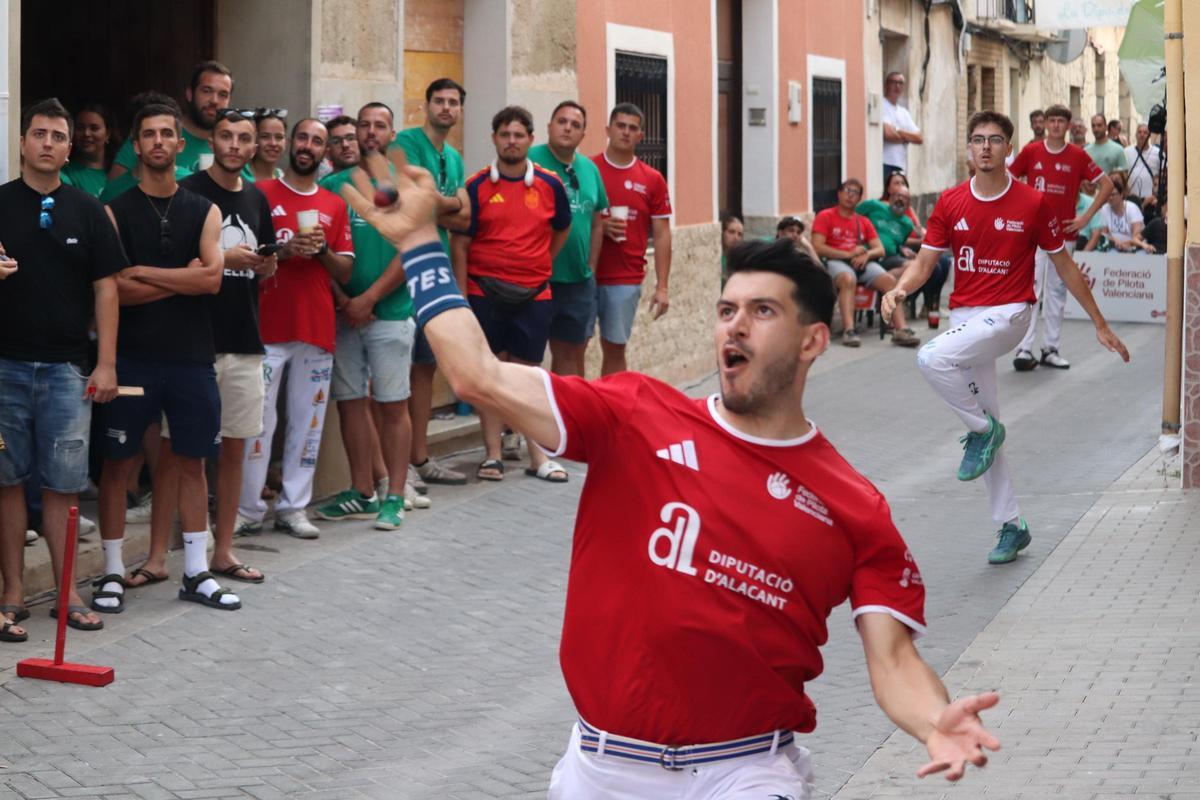El carrer de Mutxamel es va omplir per a gaudir de les finals de la lliga de palma.