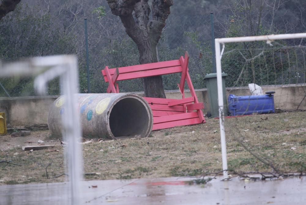 Un tornado deixa danys en cases, naus i vehicles a Cistella