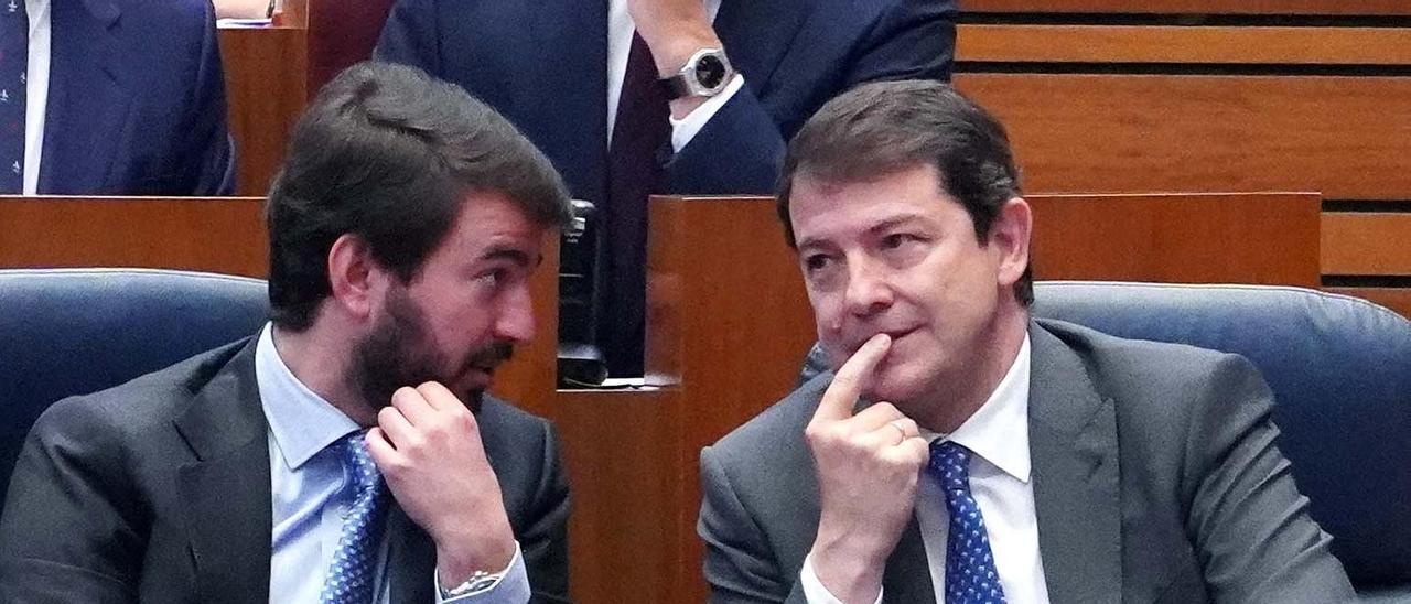 El vicepresidente de la Junta de Castilla y León, Juan García-Gallardo, conversa con el presidente de la Junta, Alfonso Fernández Mañueco en el Pleno de las Cortes