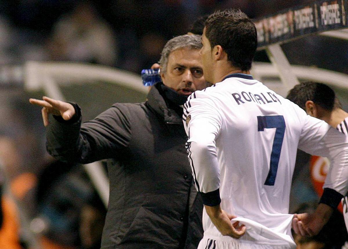 Mourinho, dando instrucciones a Cristiano Ronaldo