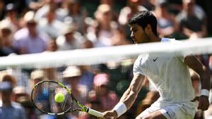 Alcaraz, durante su partido ante Muller en Wimbledon.