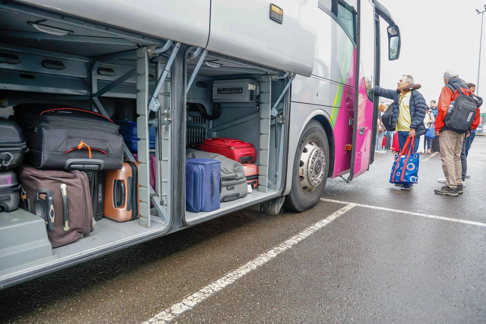 Renfe lo consigue: trasbordo ordenado del tren al bus y sin protestas en Santiago