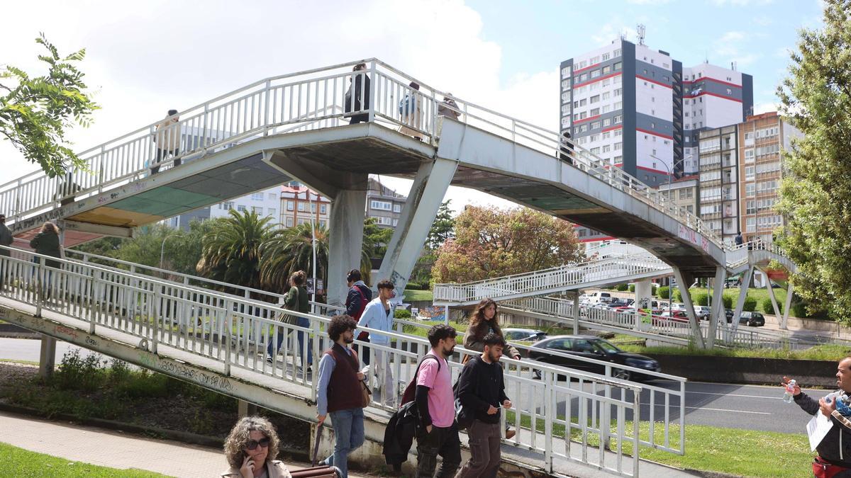 Pasarela peatona frente a la estación de autobuses.