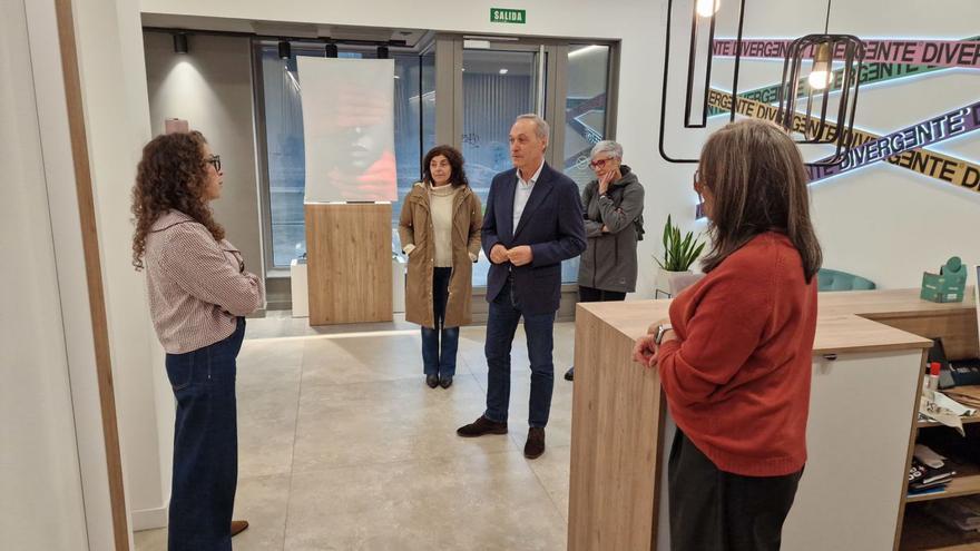 Agustín Reguera, ayer, en su visita a la Óptica Divergente, en Bueu. | A.B.