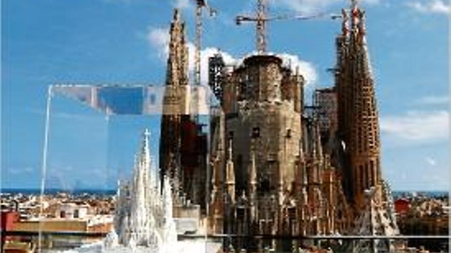 Imatge d&#039;arxiu de la Sagrada Família, amb una maqueta en primer pla.