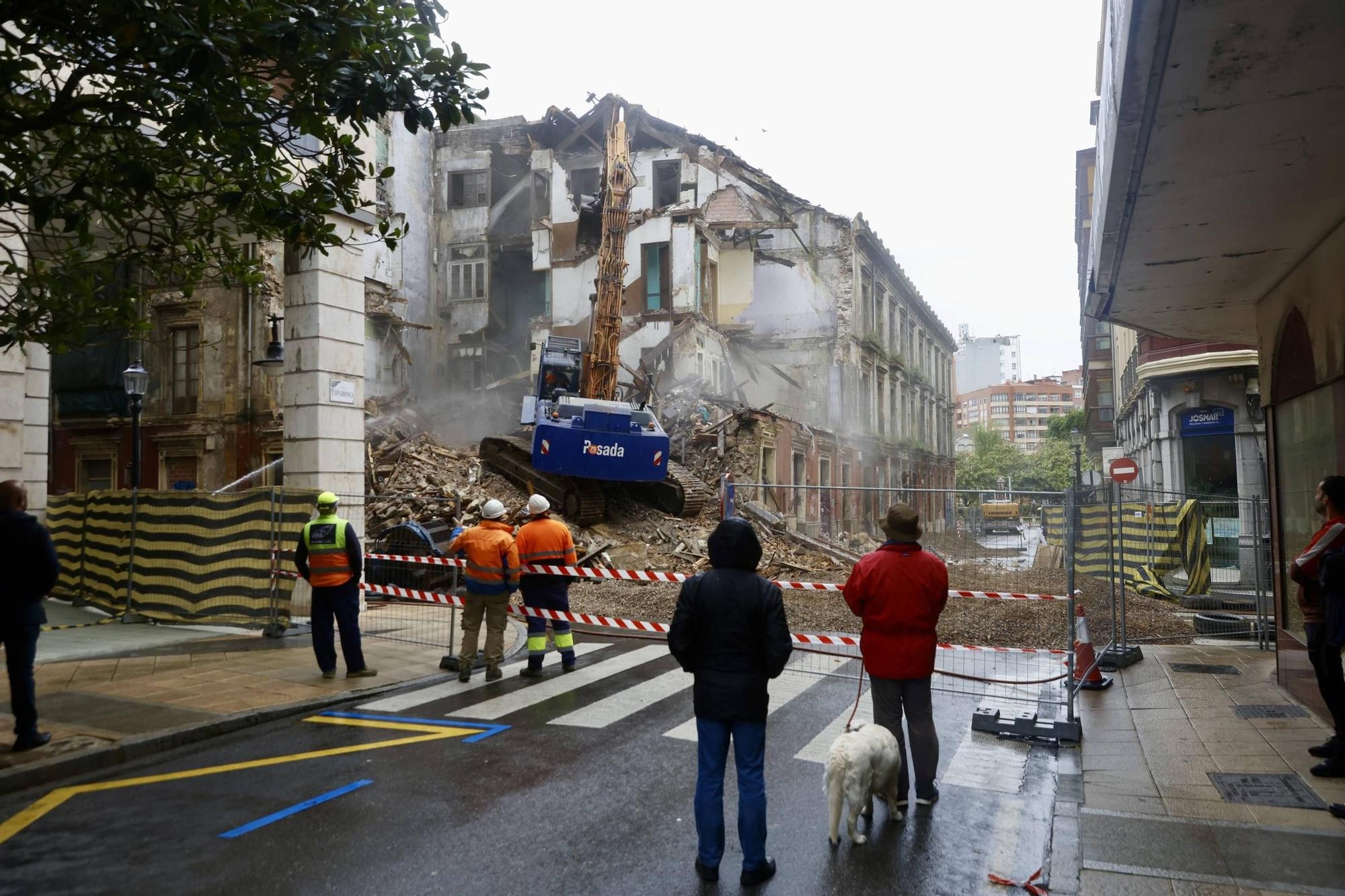 Así fue el derribo del histórico edificio de El Jazmín en Gijón (en imágenes)