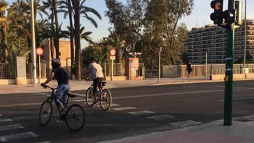 Dos ciclistas cruzando la avenida de la Libertad.