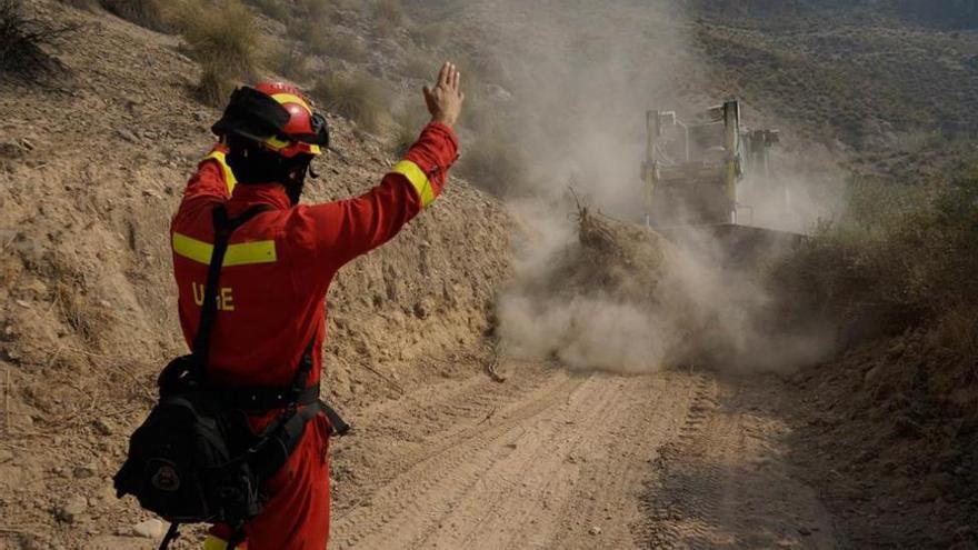 La UME realiza maniobras en Cerro Muriano para prepararse contra los incendios forestales