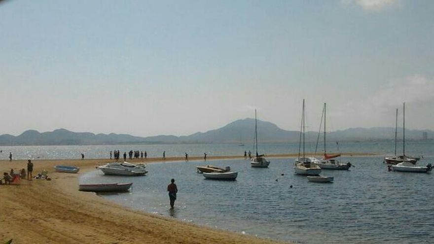 Playa de la Isla del Ciervo en el Mar Menor.