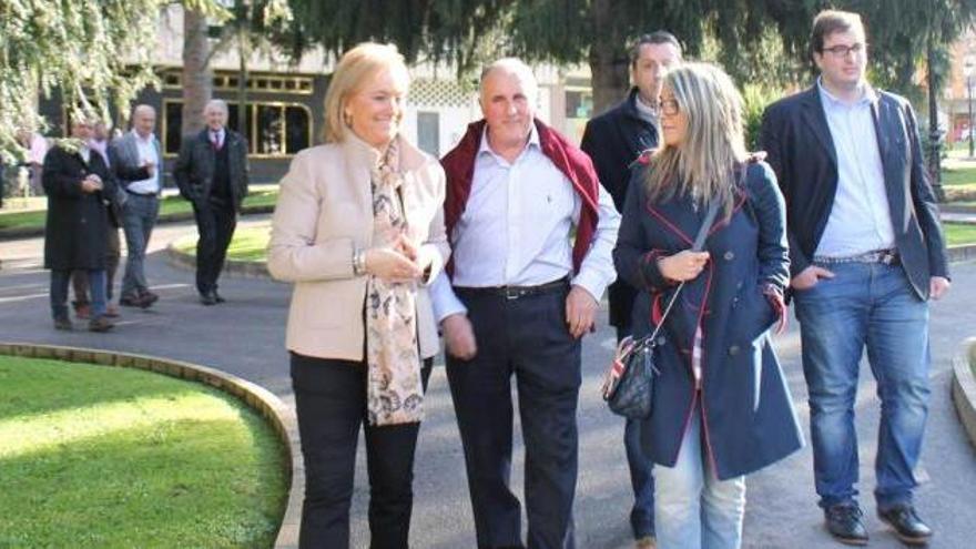 Mercedes Fernández, Juan Manuel Rodríguez Polo y Ana Álvarez, ayer, en Pravia. Detrás, Manuel Ruiz de Bucesta y Juan José Escudero.