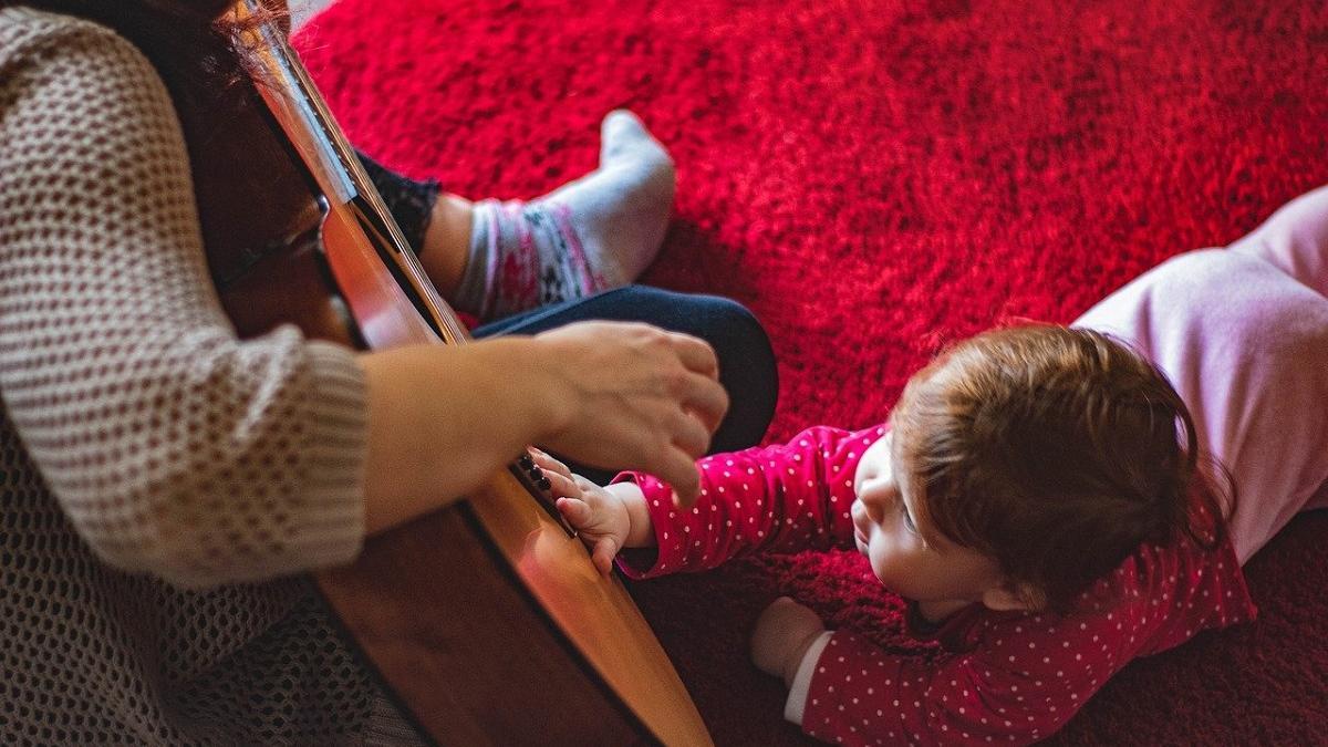 No girar la cabeza hacia el origen del ruido, cuando el niño ya ha cumplido los 6 meses de vida puede ser un signo de alerta.