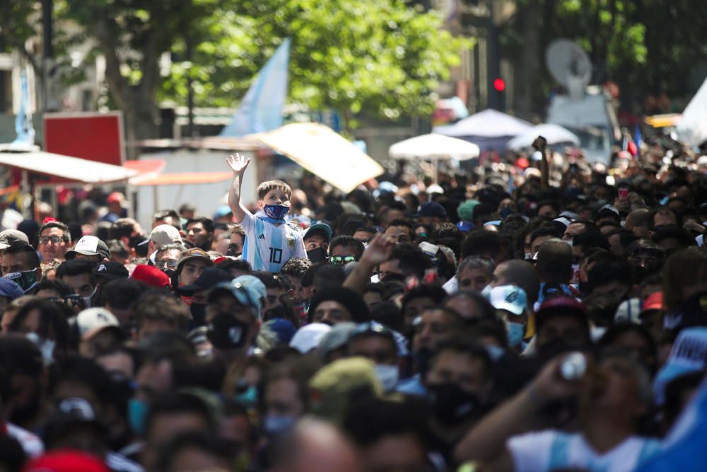 Argentina llora a Maradona en un velatorio multitudinario