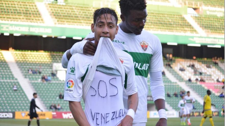 Leomar enseñando la camiseta de apoyo a Venezuela