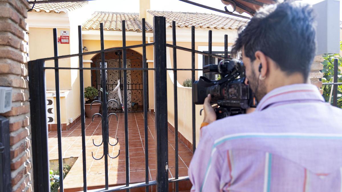 Un cámara graba el exterior de la vivienda donde ha sido detenido un hombre presuntamente relacionado con la mujer encontrada muerta en Mijas,.