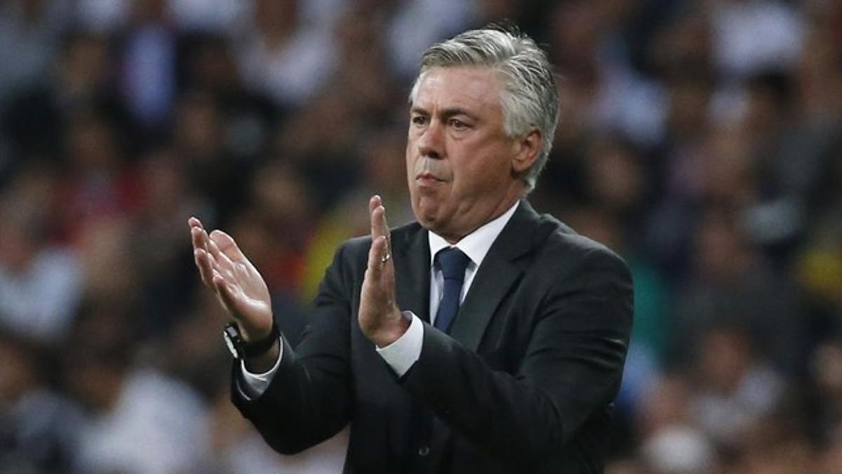 Ancelotti aplaude a sus jugadores durante la vuelta de la semifinal contra el Atlético, en el Bernabéu.