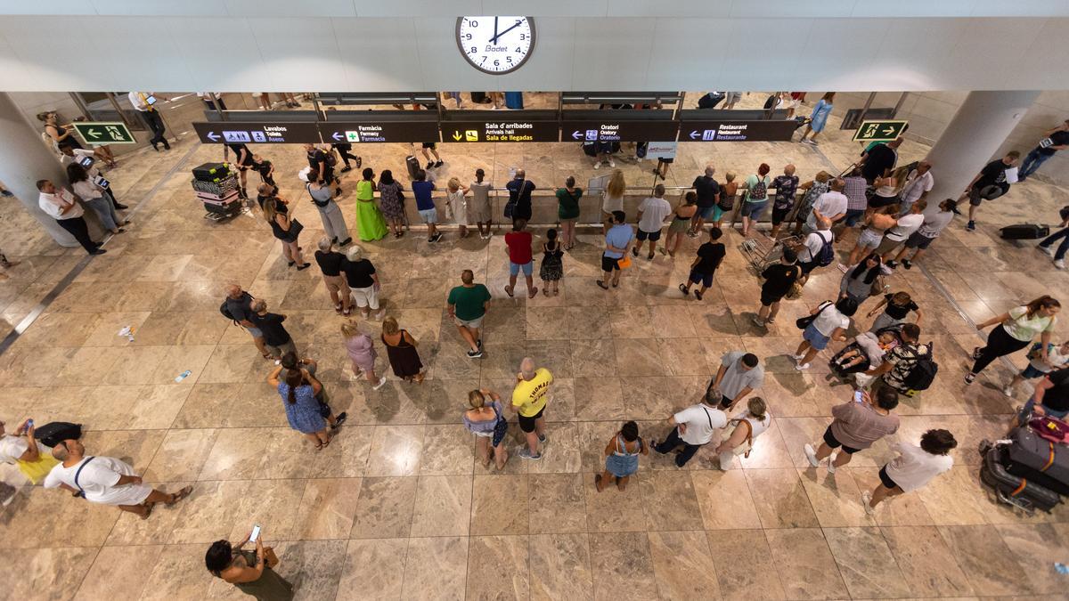 Viajeros en el aeropuerto de Alicante-Elche este verano.