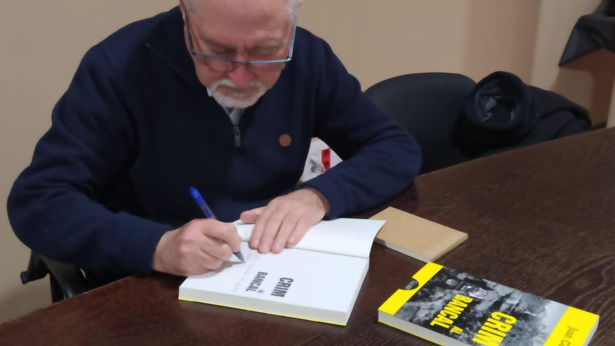 Juan Cal signant un exemplar de la seva novel·la