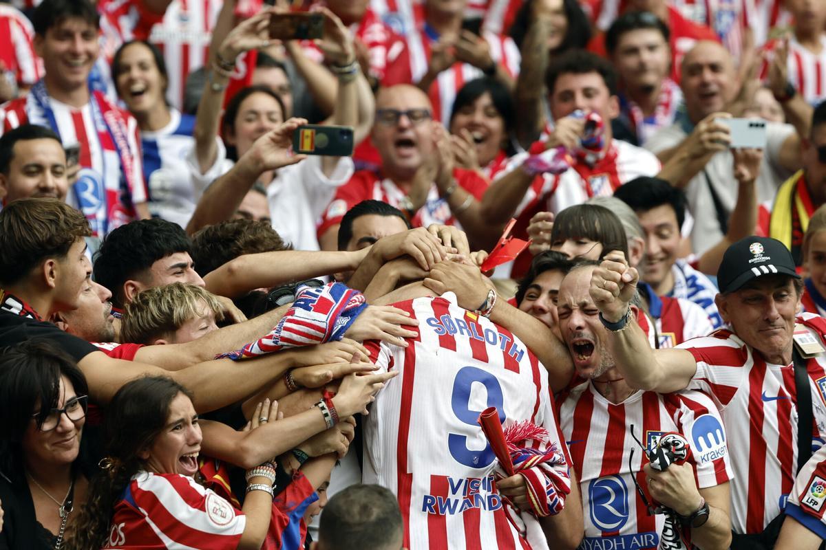 MADRID, 27/09/2025.- El delantero noruego del Atlético de Madrid Alexander Sørloth celebra tras anotar el segundo gol del equipo durante el partido de LaLiga EA Sports entre el Real Madrid y el Atlético de Madrid, que se disputa en el estadio Riyadh Air Metropolitano este sábado. EFE/ Sergio Pérez. atletico madrid . real madrid. liga españa 2025/2026 atletico madrid . real madrid. 07. accion. riyadh air metropolitano