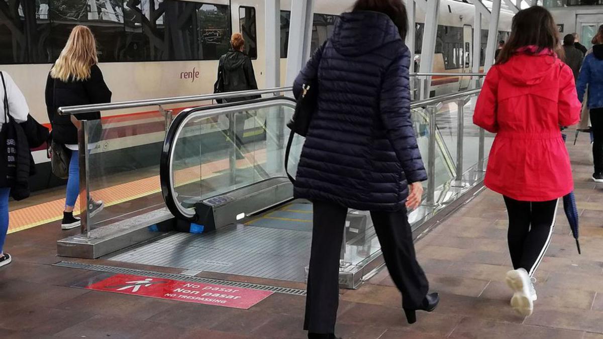 Tren Vigo-A Coruña, en su parada en Pontevedra.   | // GUSTAVO SANTOS