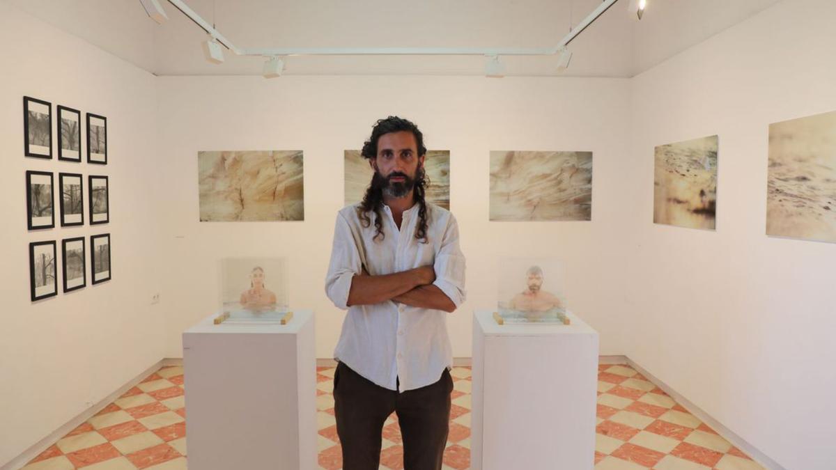 Javier González en la exposición que inauguró ayer. | C.C.