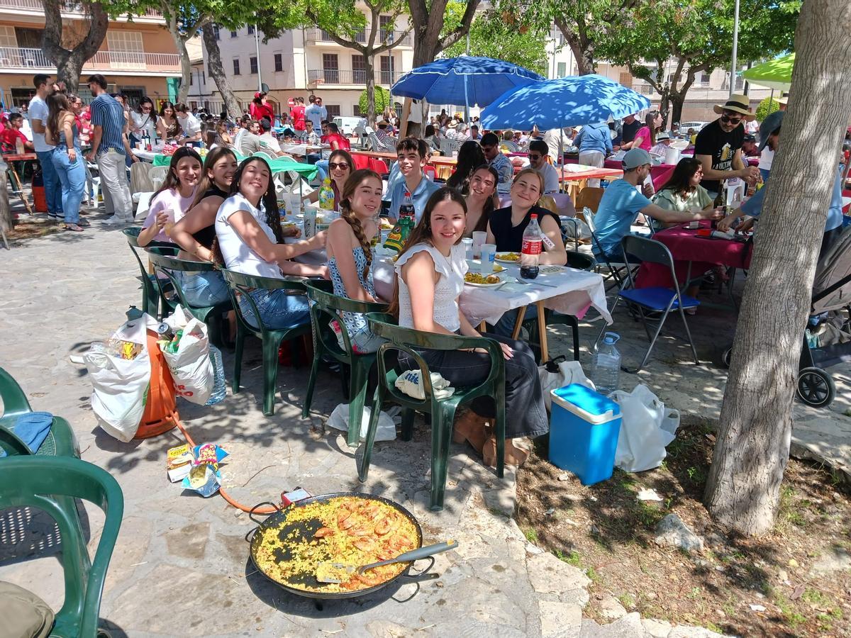 Este grupo de jóvenes de 17 años hizo su primera paella ayer en la plaza de Sineu.