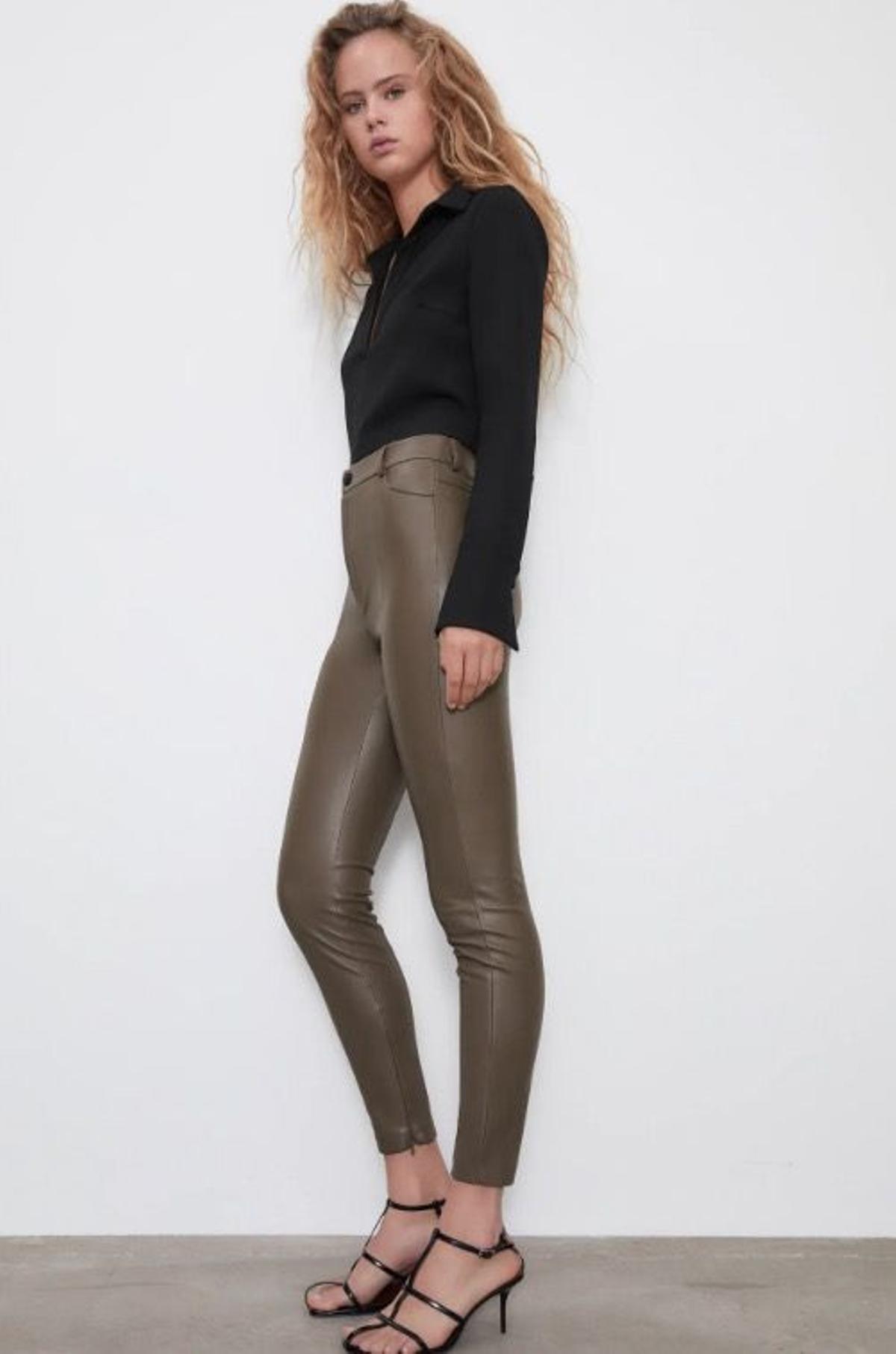 Leggings efecto cuero, de Zara