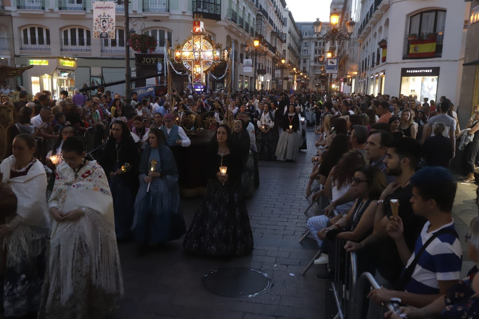 El Rosario de Cristal deslumbra en las calles de Zaragoza