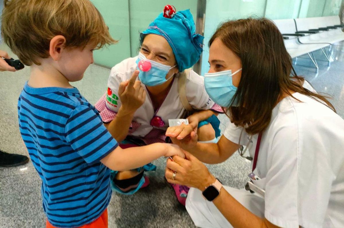 La nariz roja nunca falla en los payasos de hospital. | SONRISA MÉDICA