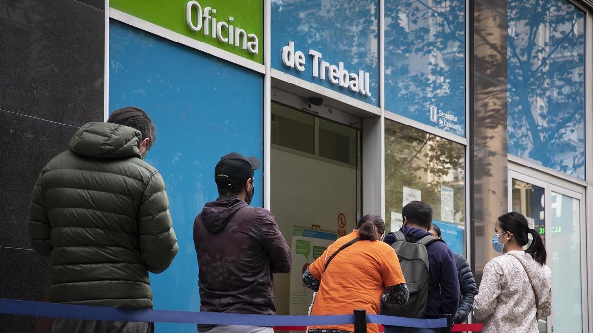 El empleo crece en octubre y marca récord con 19,6 millones de ocupados. En la foto, cola delante de una Oficina de Treball de la Generalitat en Barcelona para tramitar el paro.