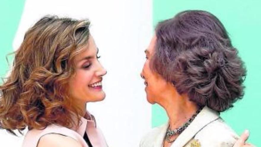 Las reinas Letizia y Sofía, ayer, en el 30 aniversario de la FAD.