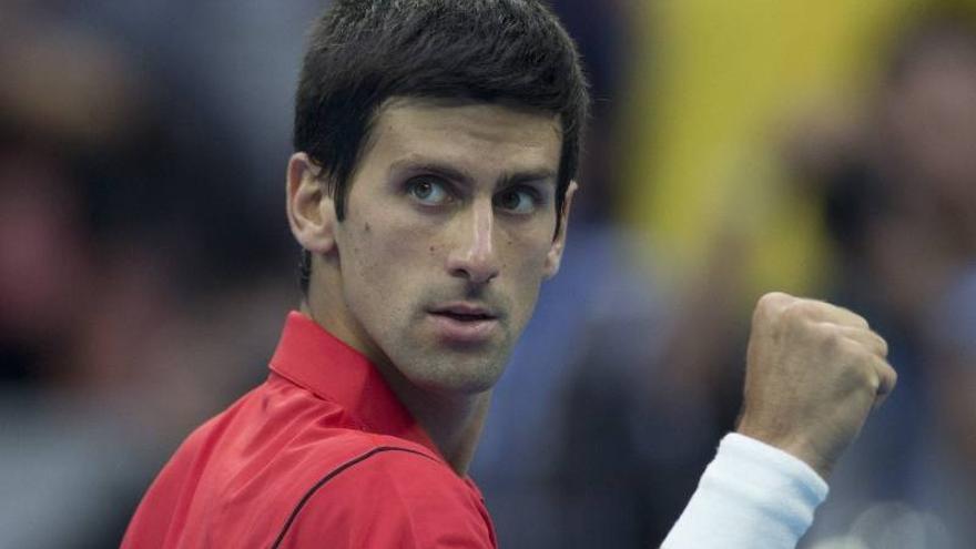 Djokovic vence a Verdasco y defiende su cetro con uñas y dientes