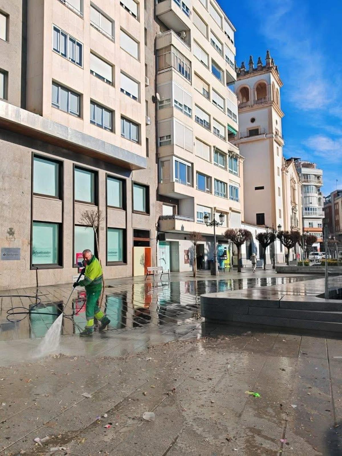 Limpieza de la plaza de Minayo, la mañana de este domingo.