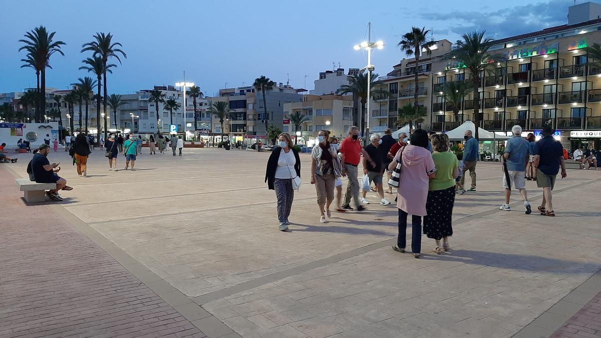 Poca gente en las playas, pero mucha en las terrazas y el paso de Peñíscola.