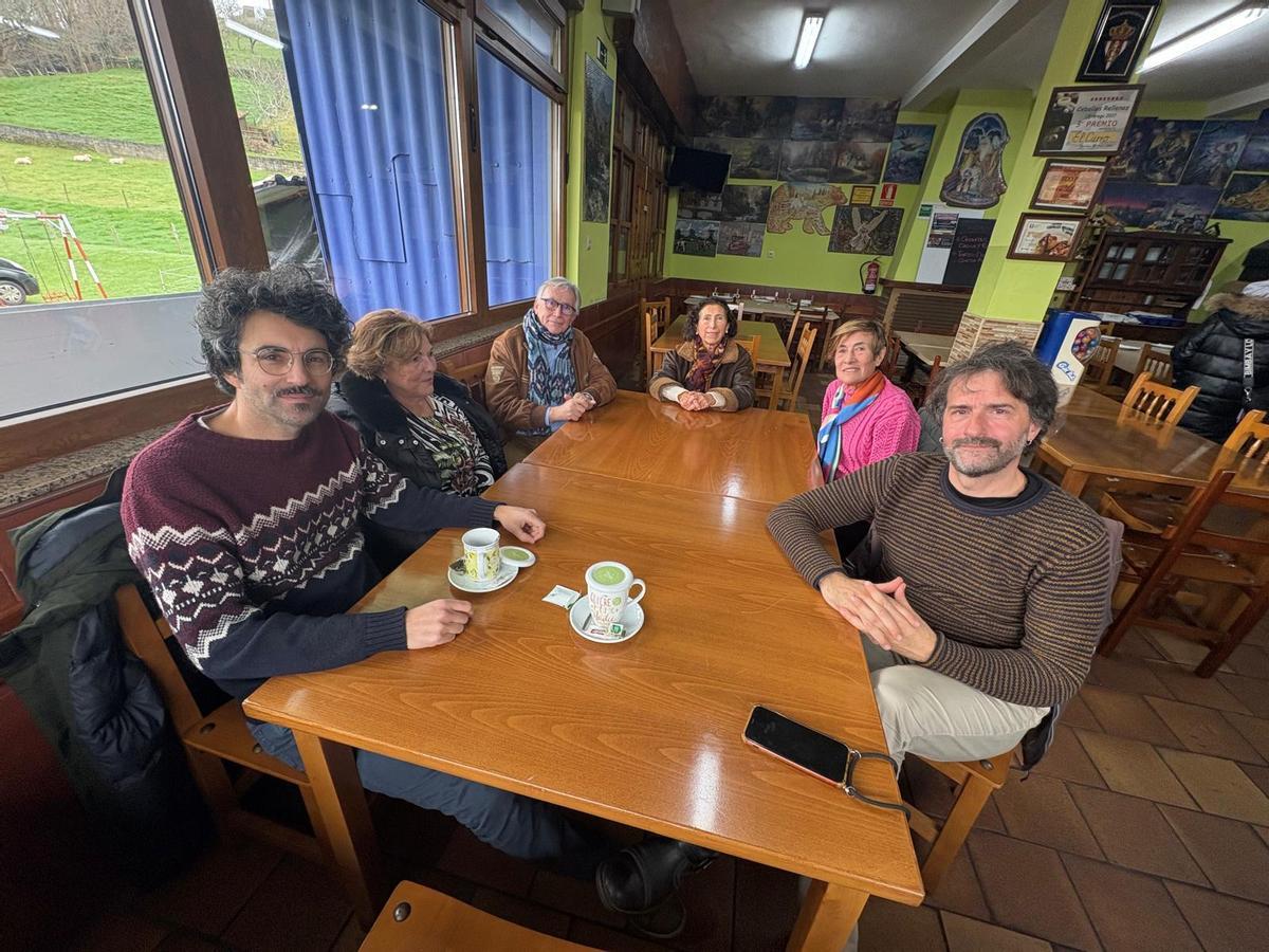 Los directores, Asur Fuente y Sergio Montero, en primer término, con familiares de los protagonistas reales de la historia.