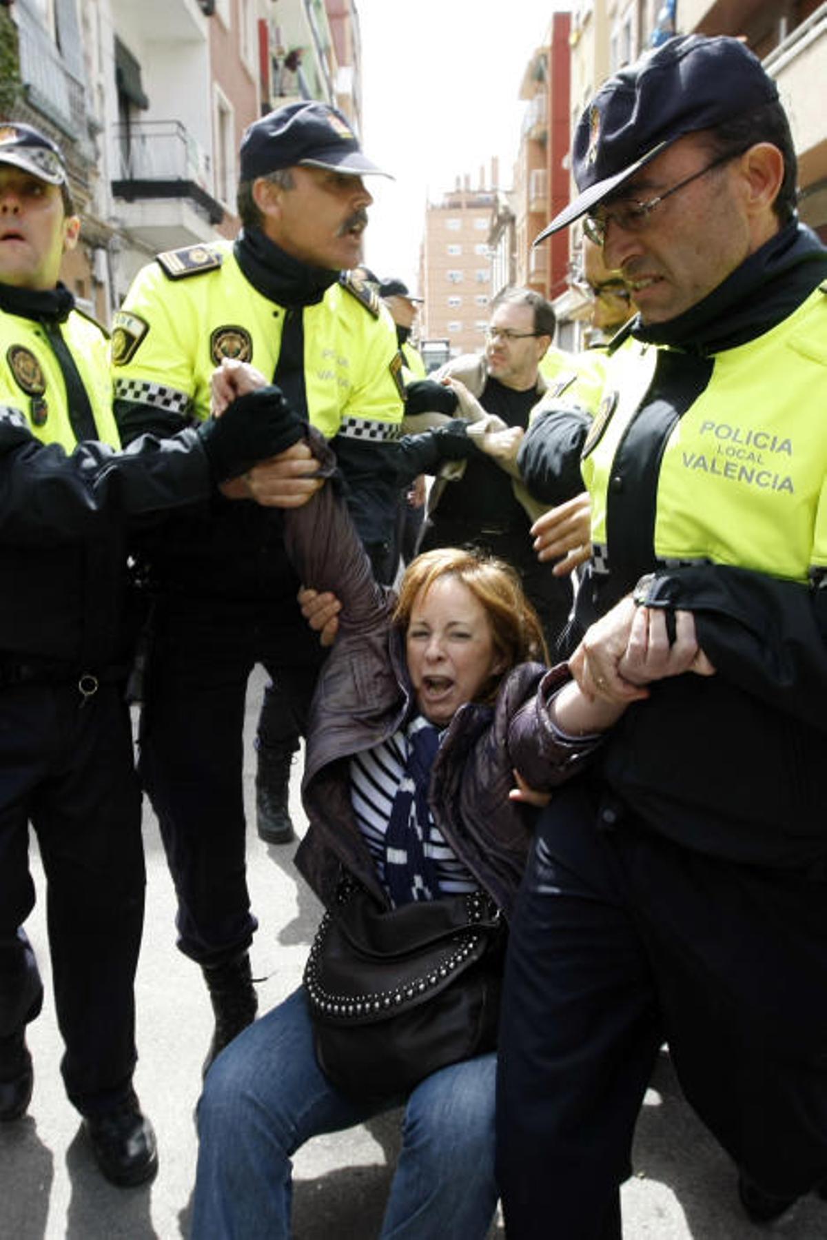 2010. Durante unas cargas policiales por una protesta vecinal que quería paralizar el derribo de una vivienda, Marga Sanz es desalojada por la policía. F. Montenegro