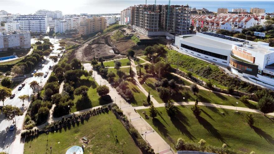 Imagen de las obras de ampliación del parque de Los Niños, donde irá el tobogán.