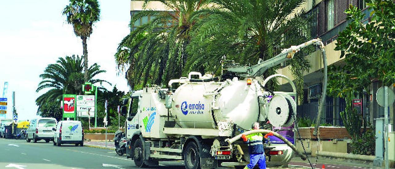 Operarios de Sercanarias trabajan en una obra en la capital grancanaria.