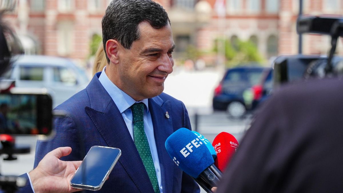 El presidente de la Junta de Andalucía, Juanma Moreno, atiende a los medios durante su visita a la sede de JETRO, este miércoles en Tokio, Japón
