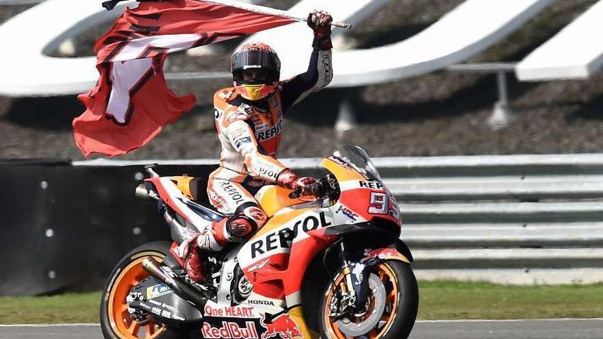 Marc Márquez pasea su bandera por el circuito Chang Internacional de Tailandia después de ganar la carrera.