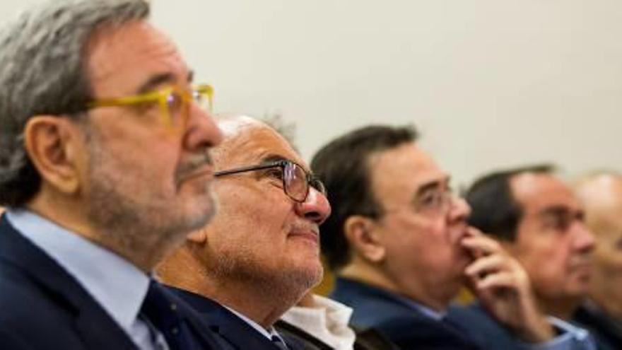A l&#039;esquerra, Narcís Serra i Adolf Todó, asseguts al banc dels acusats, ahir durant el judici a Barcelona