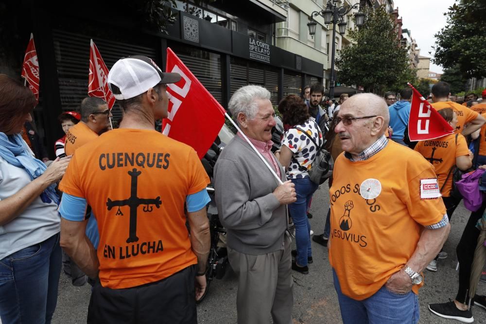 Los trabajadores de Vesuvius marchan a pie desde la fábrica de Riaño hasta la Junta