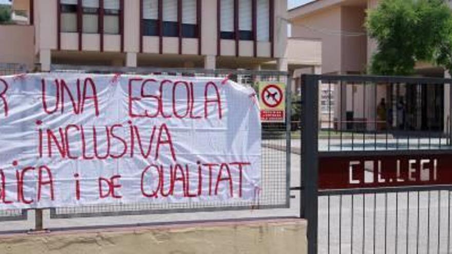 Els pares van protagonitzar protestes a l&#039;exterior de l&#039;escola.