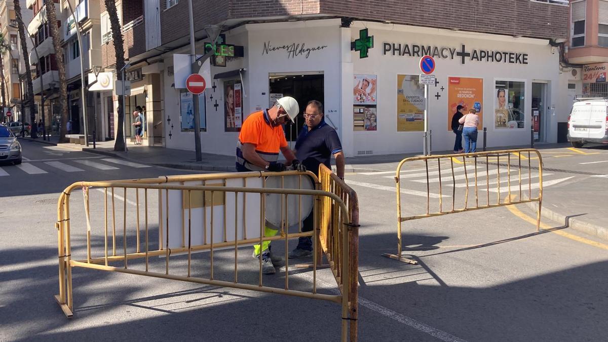 El momento del cierre del tramo de la calle Ramón Gallud
