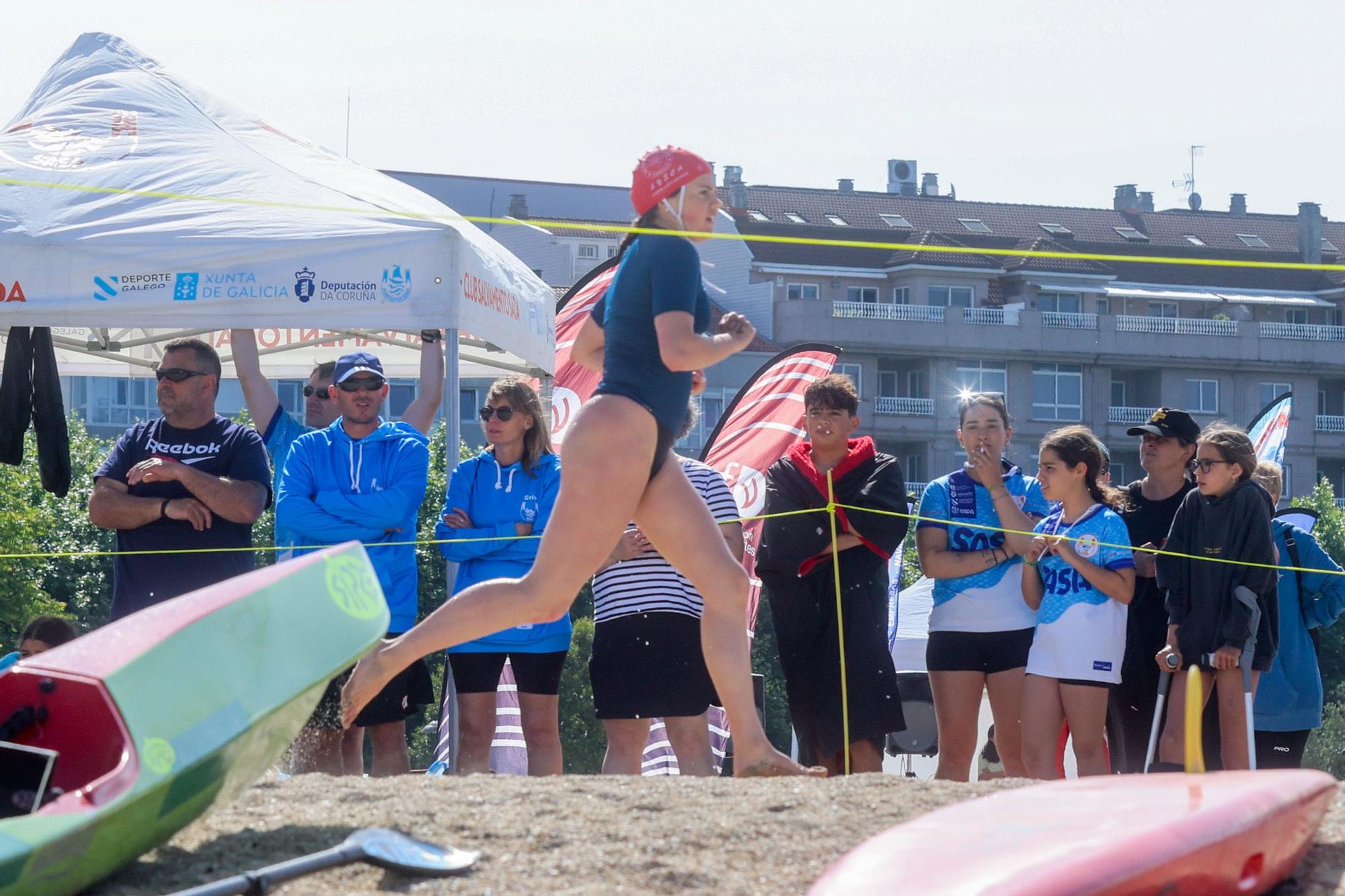 El salvamento llena de espectáculo deportivo la playa de A Concha