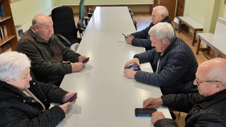 Alumnos en las clases impartidas en Bureta para saber manejar el teléfono móvil. | SERVICIO ESPECIAL